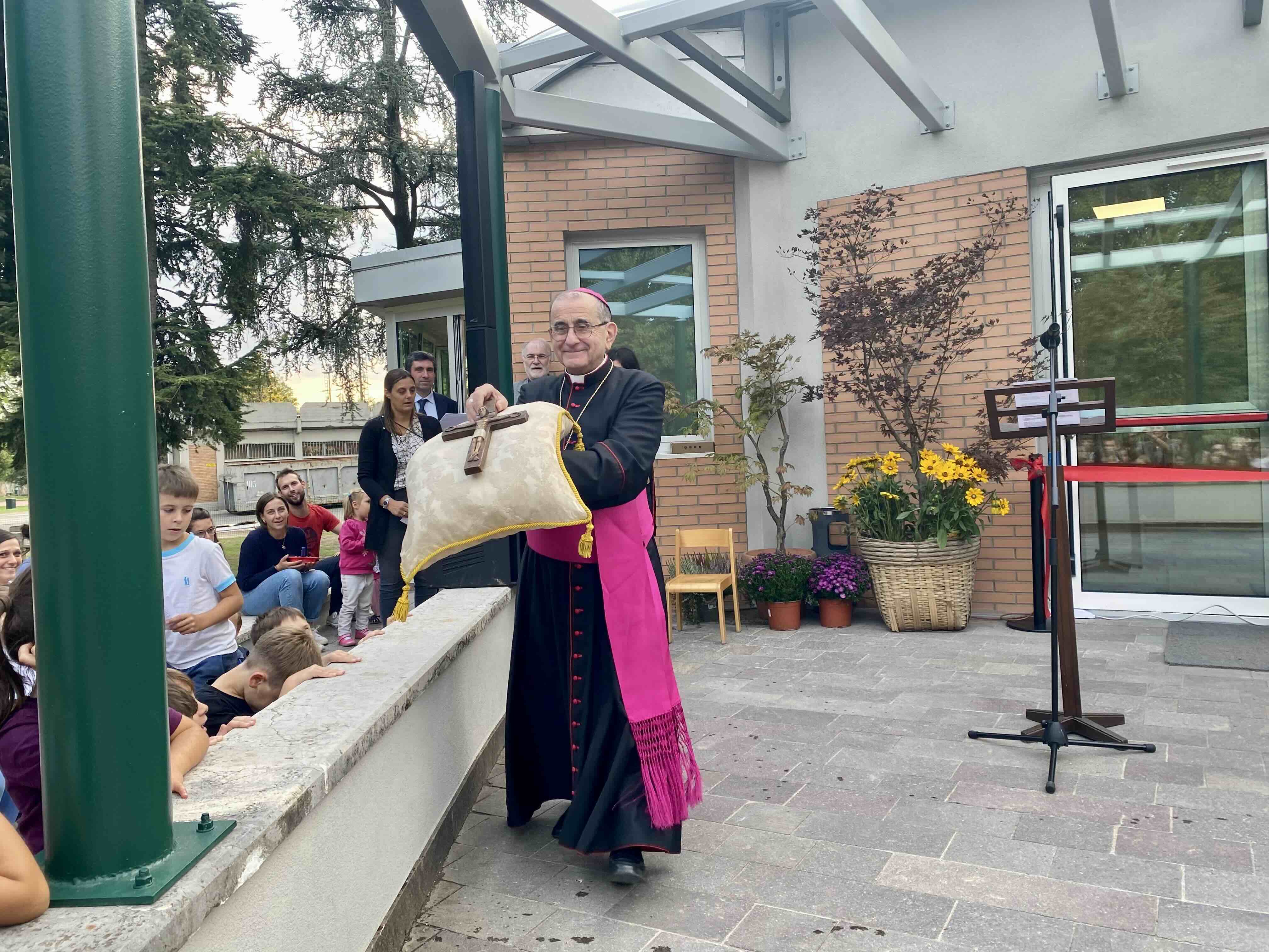 Inaugurazione Scuola dell'Infanzia benedizione del crocifisso